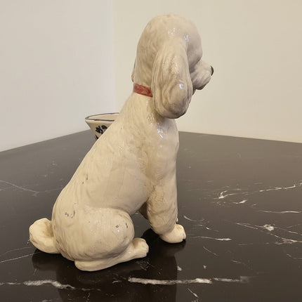 Figurine Bassano caniche assis avec petit vase en céramique blanche