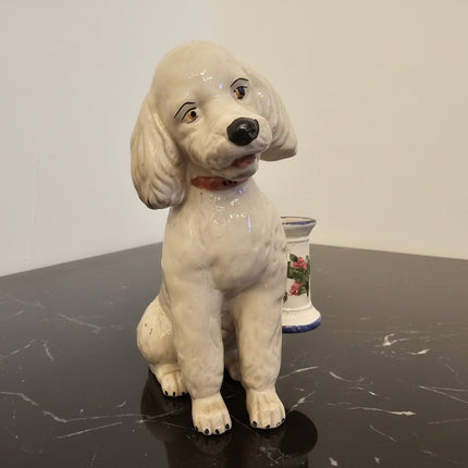 Figurine Bassano caniche assis avec petit vase en céramique blanche