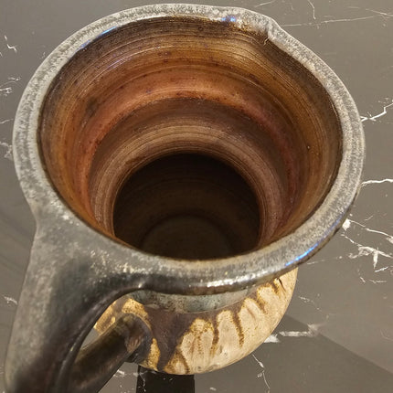 Pichet ou vase décoratif en grès signé beige et brun - Style Art Rustique
