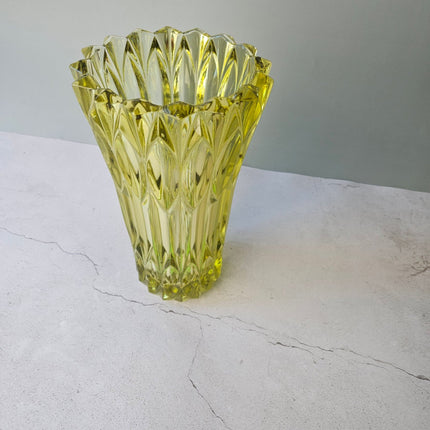 Grand vase tchèque en verre pressé teinté jaune à formes géométriques