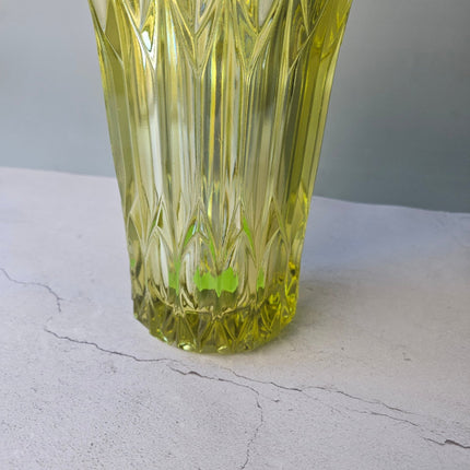 Grand vase tchèque en verre pressé teinté jaune à formes géométriques