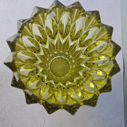 Grand vase tchèque en verre pressé teinté jaune à formes géométriques