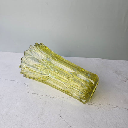 Grand vase tchèque en verre pressé teinté jaune à formes géométriques