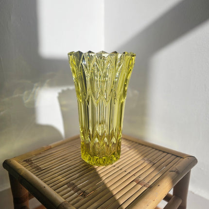 Grand vase en cristal transparent sculpté en formes géométriques