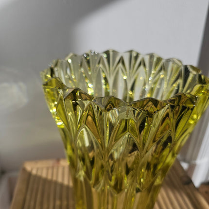 Grand vase tchèque en verre pressé teinté jaune à formes géométriques