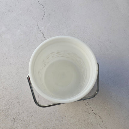 Seau à glaçons blanc vintage en opaline avec motifs rouges