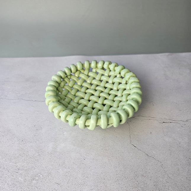 Plat en céramique tressée verte claire Jérome Massier Vallauris