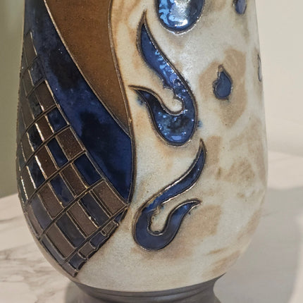Beige en bruine aardewerken vaas van Jules Guérin met handvat