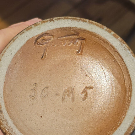 Beige en bruine aardewerken vaas van Jules Guérin met handvat