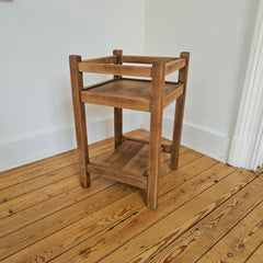 Petite table d'appoint en bois massif