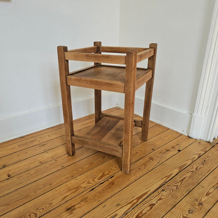 Petite table d'appoint en bois massif