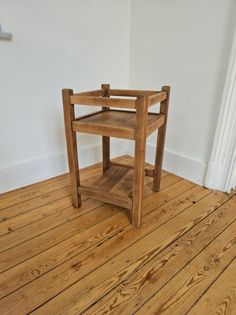 Petite table d'appoint en bois massif