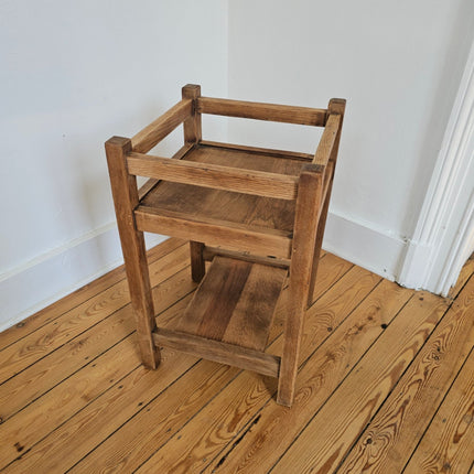 Petite table d'appoint en bois massif