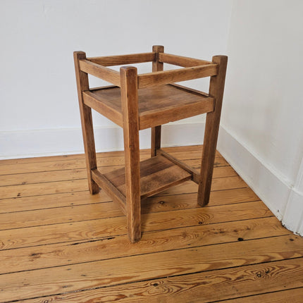 Petite table d'appoint en bois massif