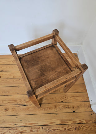 Petite table d'appoint en bois massif