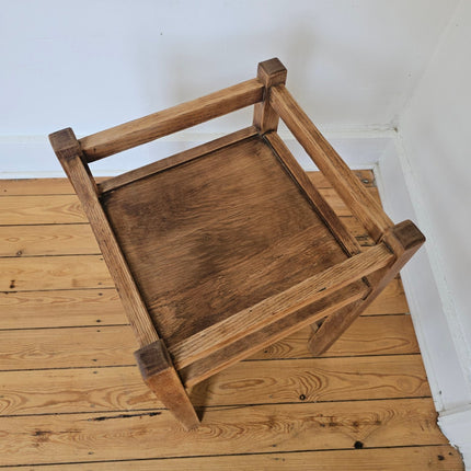 Petite table d'appoint en bois massif