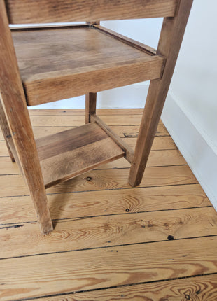 Petite table d'appoint en bois massif