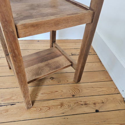 Petite table d'appoint en bois massif