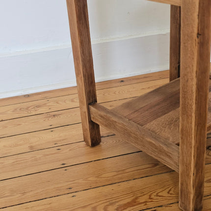 Petite table d'appoint en bois massif