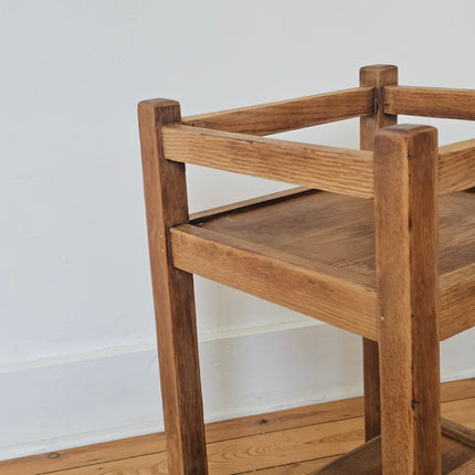 Petite table d'appoint en bois massif