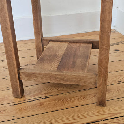 Petite table d'appoint en bois massif