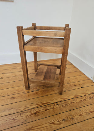 Petite table d'appoint en bois massif