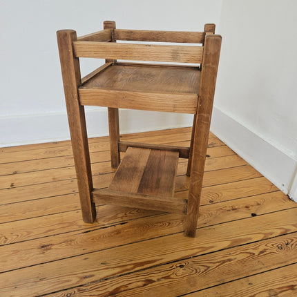 Petite table d'appoint en bois massif