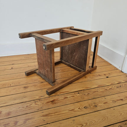 Petite table d'appoint en bois massif