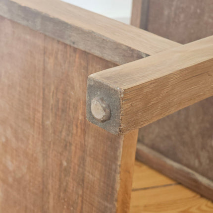 Petite table d'appoint en bois massif