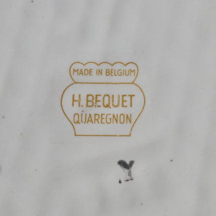 Grote vaas van H. Becquet met zwart-witte bloemen.
