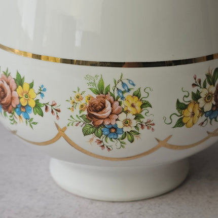 Witte porseleinen vaas uit Brussel met gouden rand en bloemen.