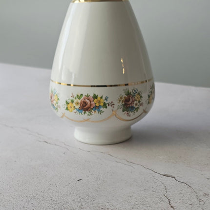 Witte porseleinen vaas uit Brussel met gouden rand en bloemen.