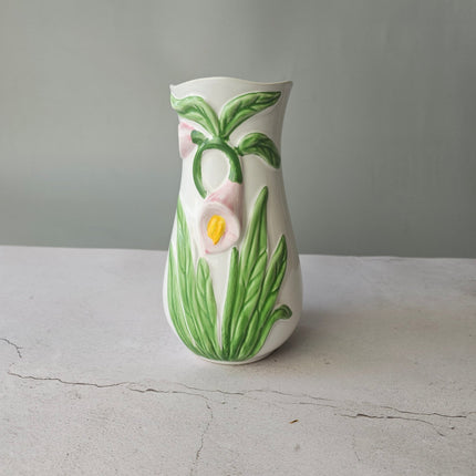 Vase en barbotine fleurs d'Arum