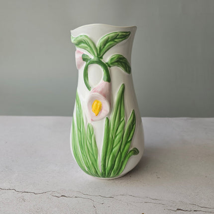 Vase en barbotine fleurs d'Arum