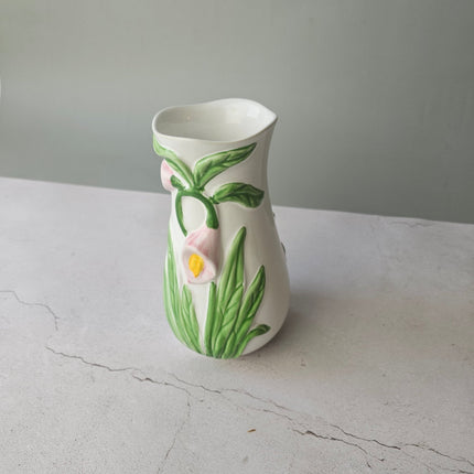 Vase en barbotine fleurs d'Arum
