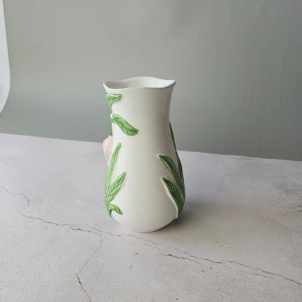 Vase en barbotine fleurs d'Arum