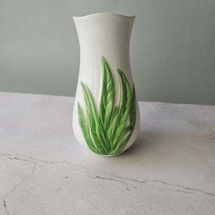Vase en barbotine fleurs d'Arum