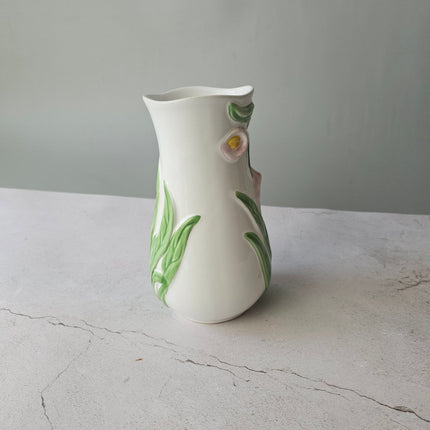 Vase en barbotine fleurs d'Arum