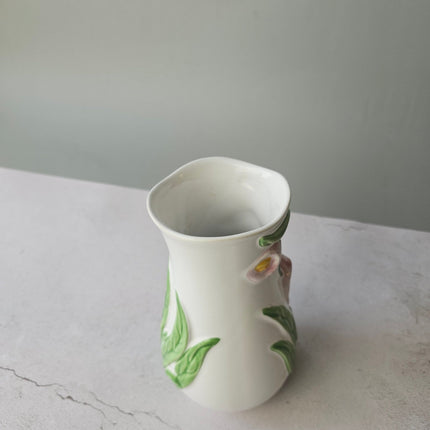 Vase en barbotine fleurs d'Arum