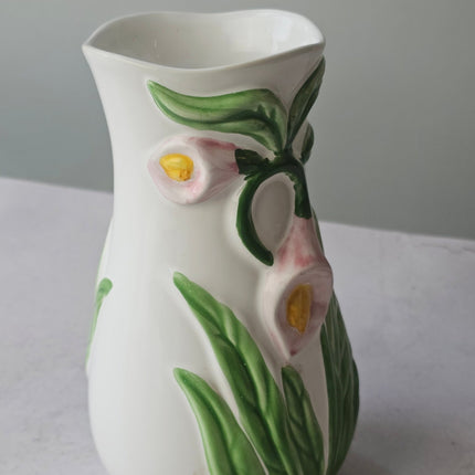 Vase en barbotine fleurs d'Arum