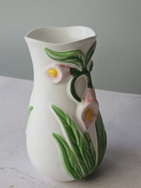 Vase en barbotine fleurs d'Arum