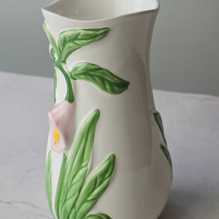 Vase en barbotine fleurs d'Arum