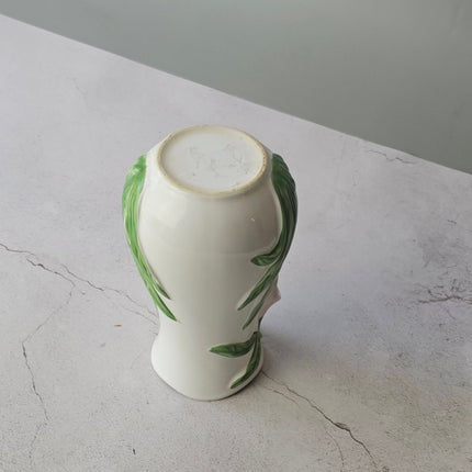 Vase en barbotine fleurs d'Arum