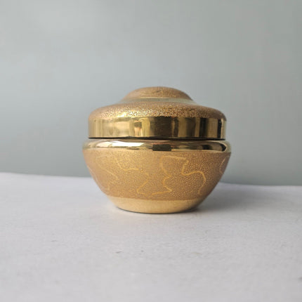 Boîte vintage avec couvercle en métal doré martelé