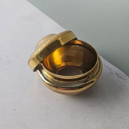Boîte vintage avec couvercle en métal doré martelé