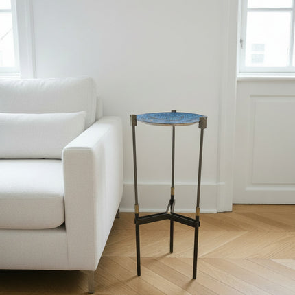 Guéridon bout de canapé vintage tripode en métal et coupe bleue laiton
