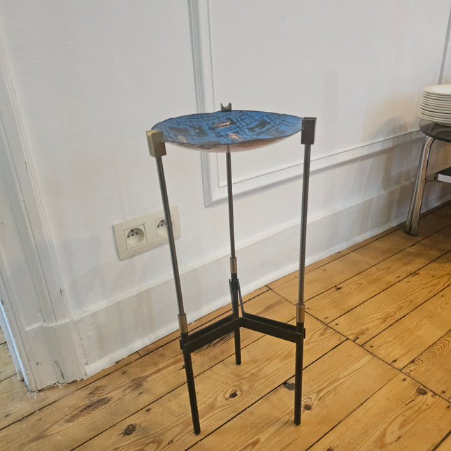 Guéridon bout de canapé vintage tripode en métal et coupe bleue laiton