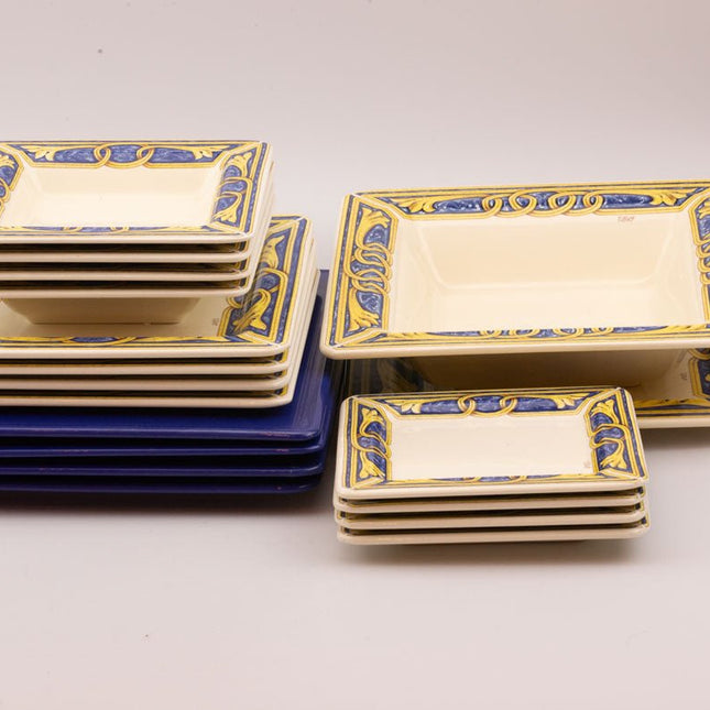 Service Tiffany blanc carré avec un décor bleu et jaune 