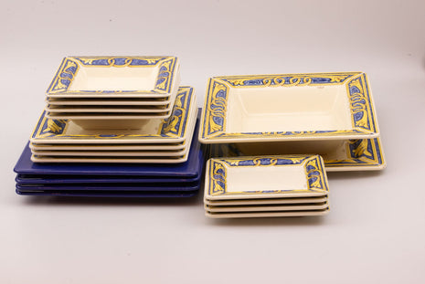 Service Tiffany blanc carré avec un décor bleu et jaune 