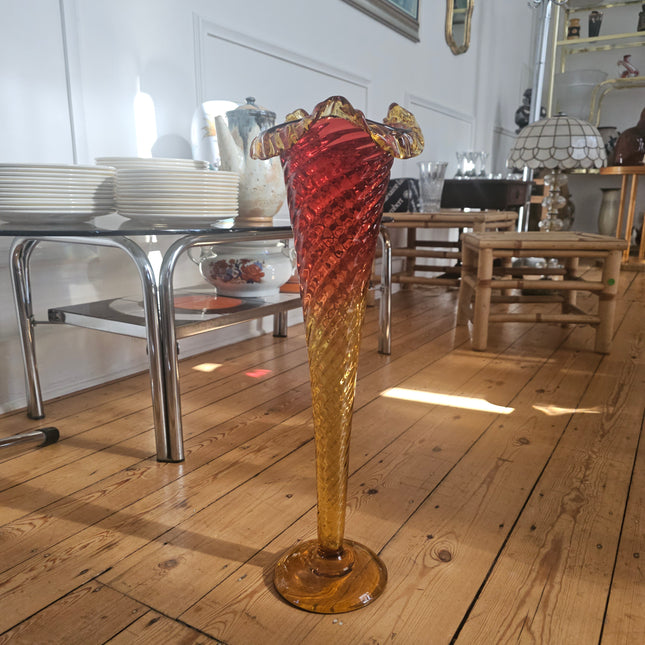 Très grand vase cornet vintage en verre dégradé rouge et ambre - H 53,5 cm
